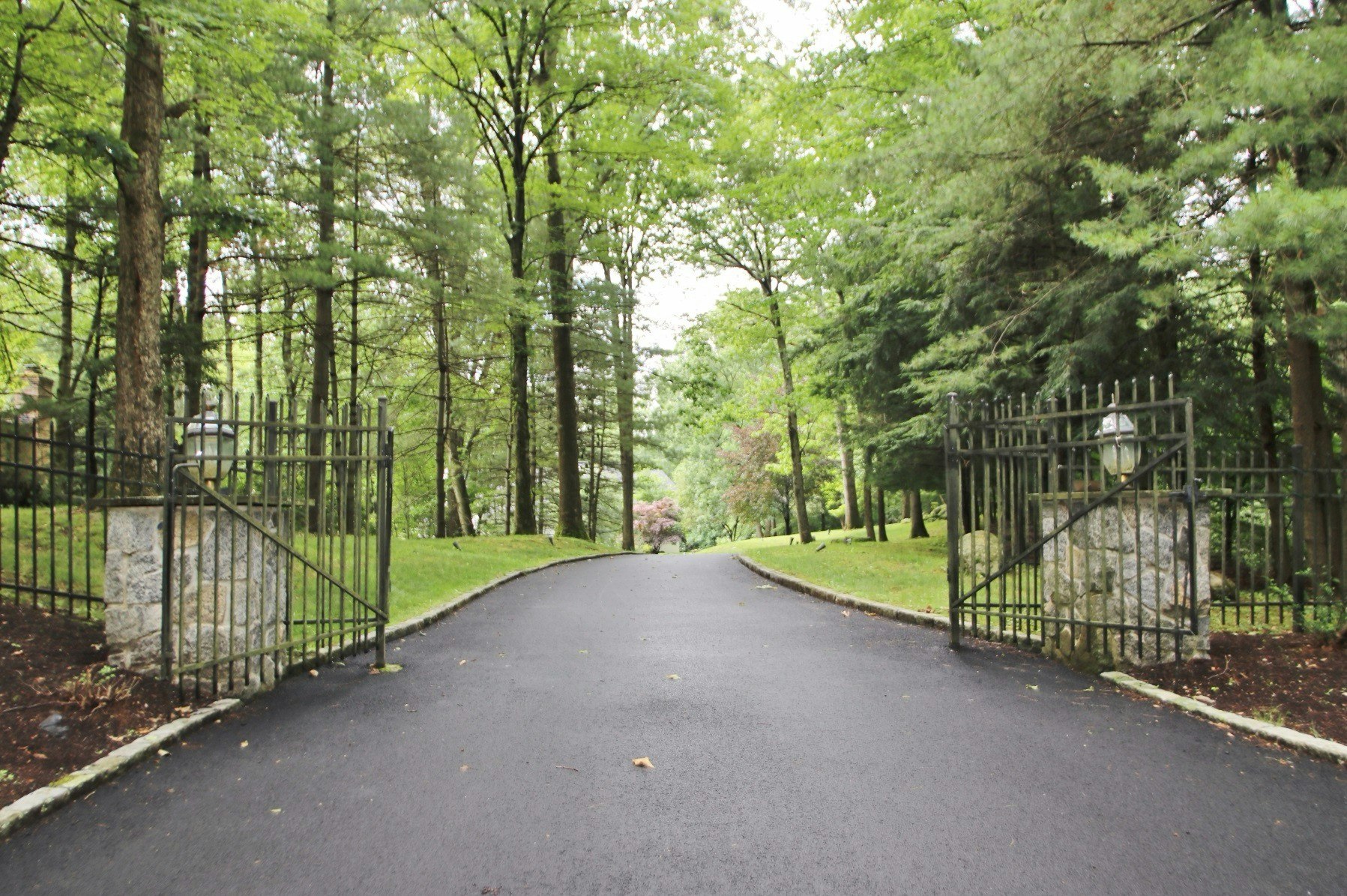 94 Gun Club Road, Stamford, CT 06903, Presented by Elayne Jassey